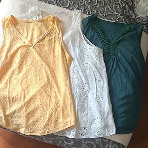 Set of 3 sleeveless shirts/tanks